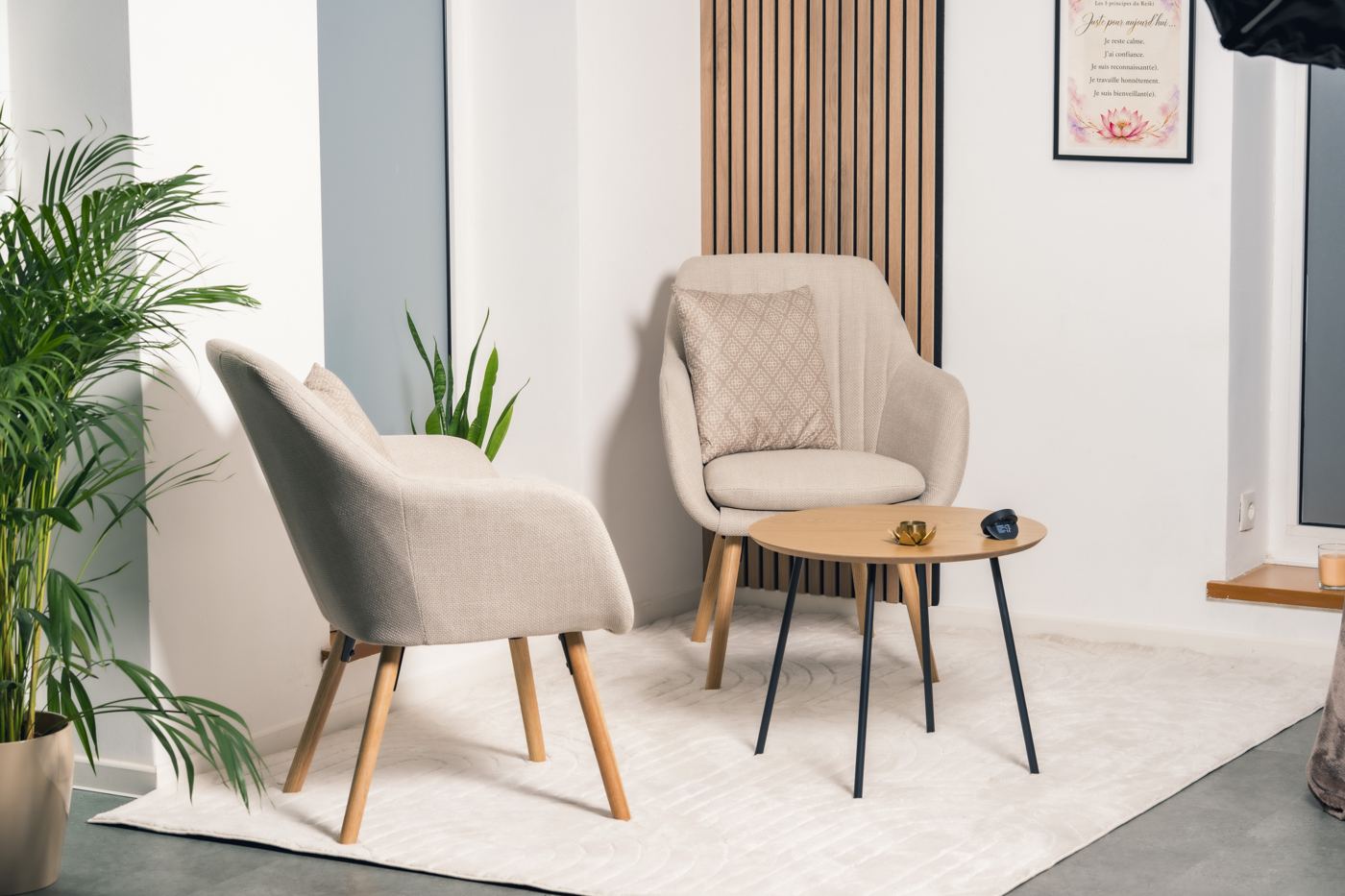 Le coin détente du cabinet : fauteuils, plantes et lumière douce